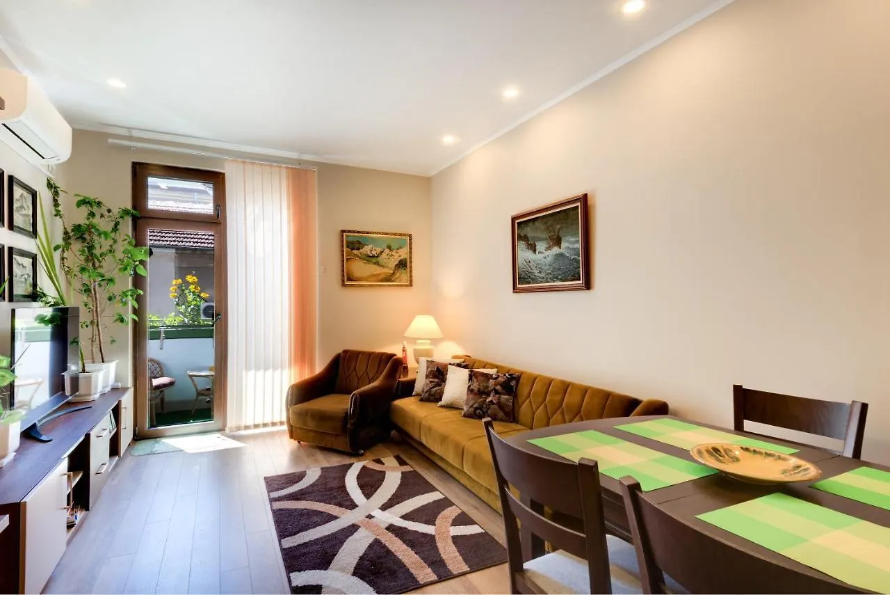 Sea Garden Apartment - First Beach Line & Free Parking location